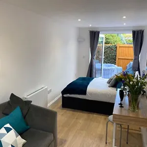 stylish-1-bedroom-studio-outdoor-area-and-hot-tub.bournemouth-hotels.org/